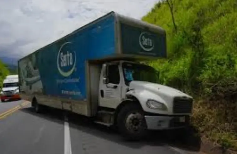 Accidente vehicular registrado en el libramiento de Tepic.