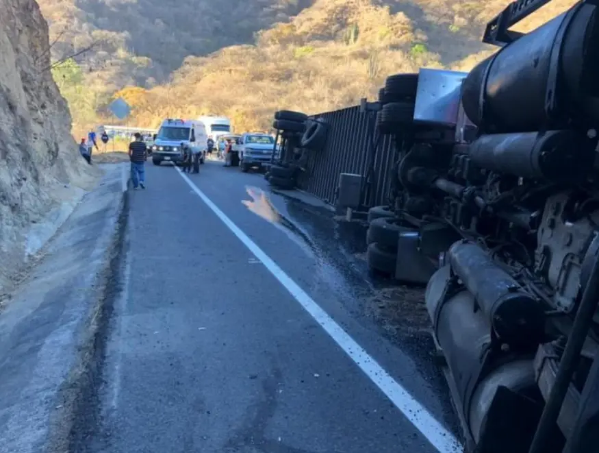 Tractocamiones y vehículos detenidos en la autopista Tepic-Guadalajara tras un accidente.