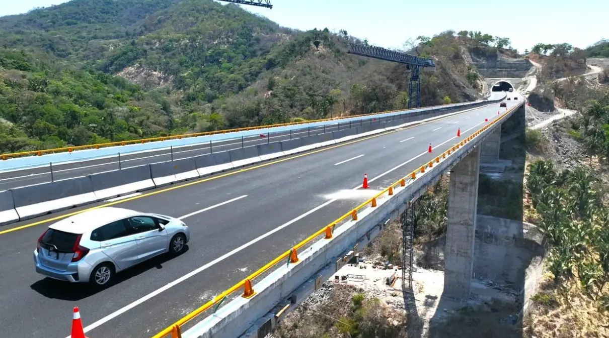 Trabajos de construcción de la autopista Las Varas-Platanitos en Nayarit.