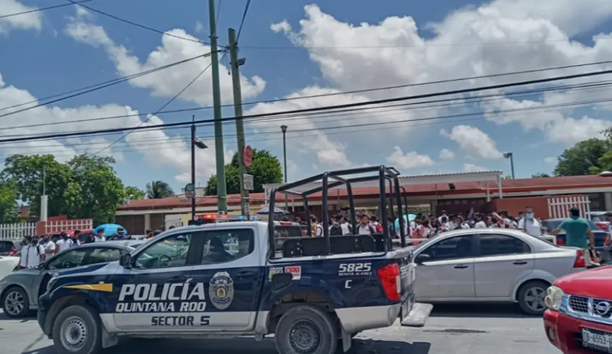 Estudiantes y familias se preparan para regresar a las escuelas en Nayarit mientras aumenta la movilidad en las calles.