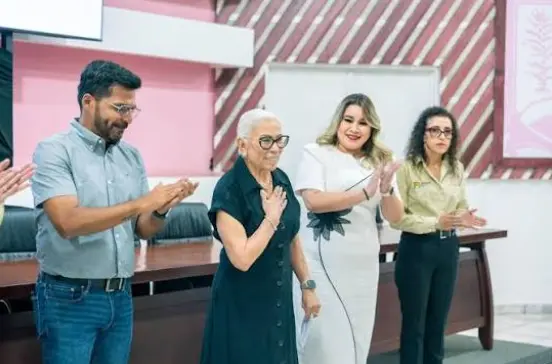 Personal y especialistas del DIF Nayarit durante actividades relacionadas con la atención al espectro autista.
