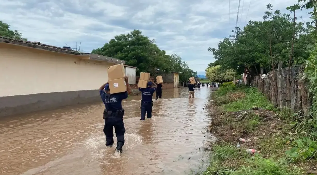 Entrega de una nueva vivienda a una familia afectada por las lluvias en Nayarit.