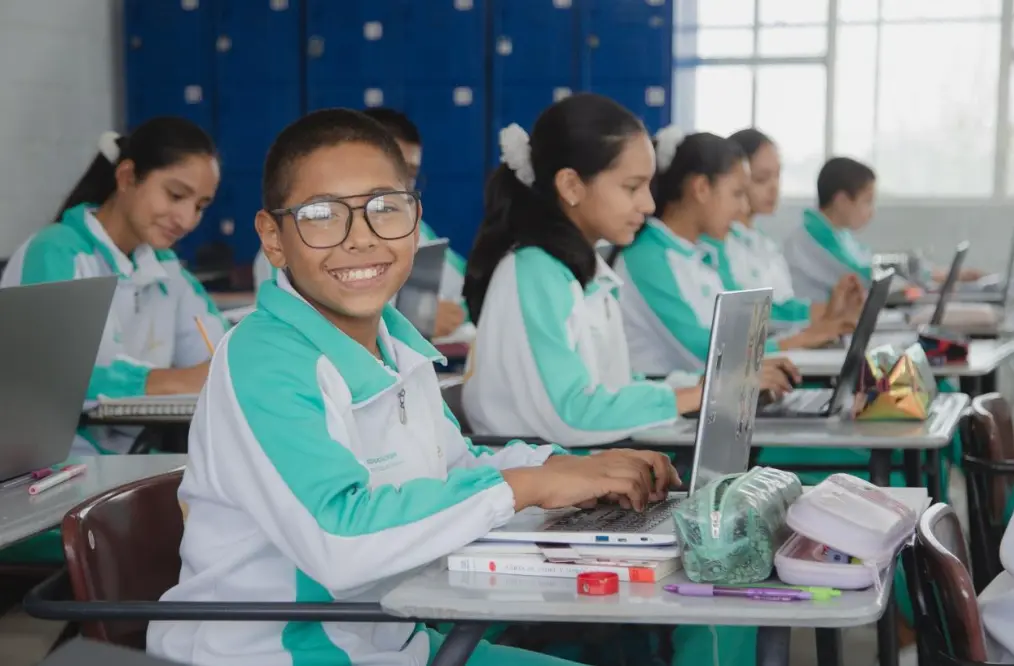 Estudiantes utilizando internet en una comunidad rural de Nayarit.