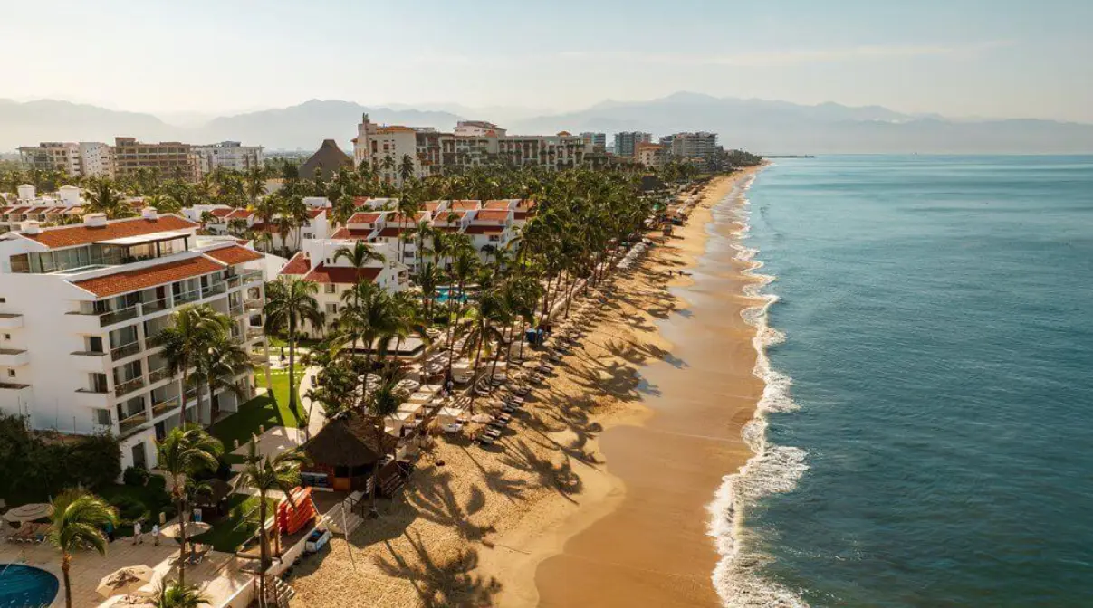 Turistas disfrutando las playas de Riviera Nayarit durante el verano de 2026.