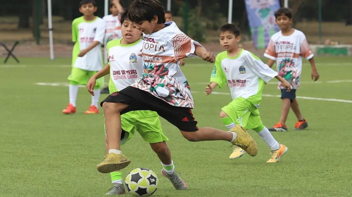 Niñas y niños participando en actividades futbolísticas organizadas durante el Mundial 2026 en Nayarit.