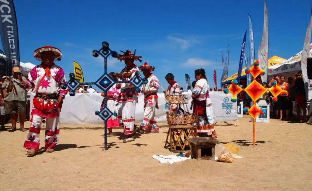 Artesanía wixárika inspirada en el Mundial 2026 expuesta en Nayarit.