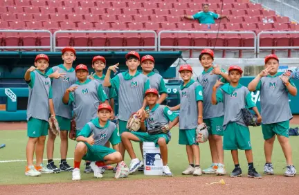 Jugadores infantiles participan en un encuentro de béisbol de la Serie del Caribe Kids.