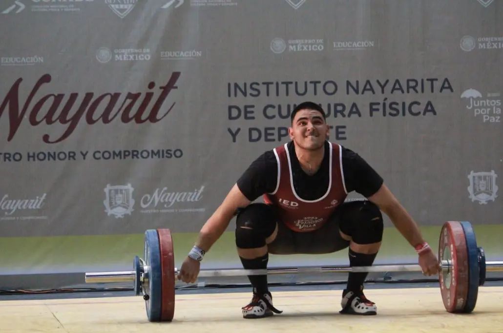Atletas de levantamiento de pesas durante una competencia deportiva en Nayarit.