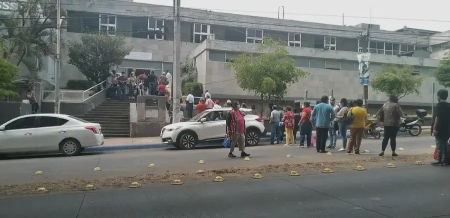 Estudiantes normalistas participan en una manifestación sobre el bulevar Tepic-Xalisco.
