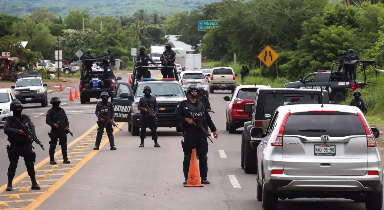 Elementos de seguridad durante un operativo en Nayarit.
