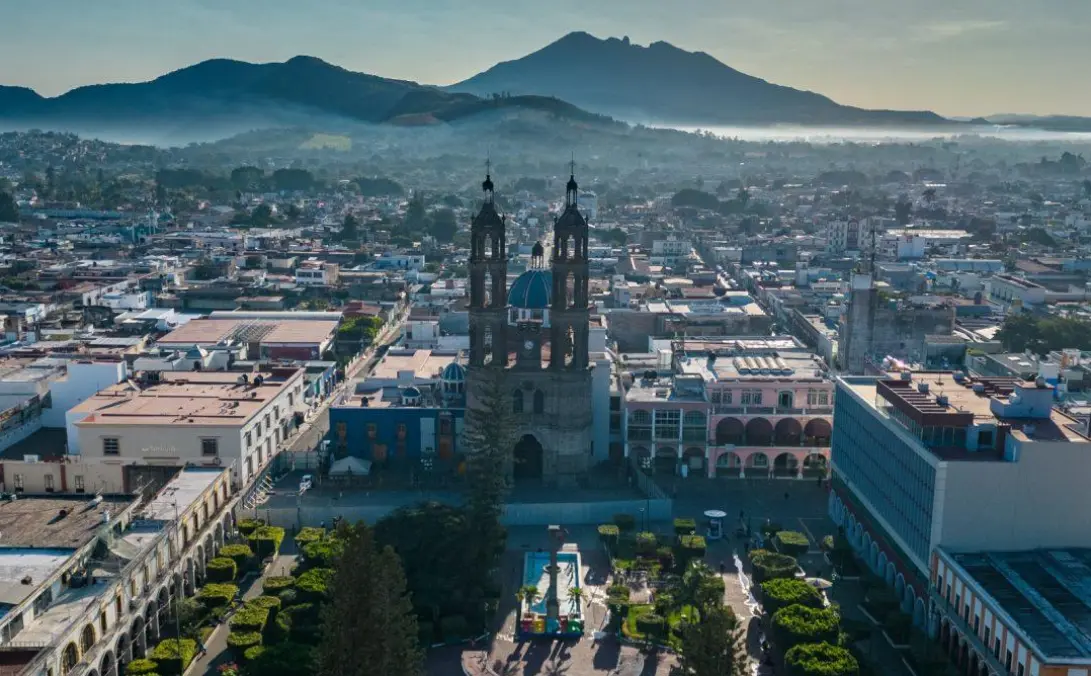 Vista panorámica de Tepic mostrando zonas urbanas y comerciales.