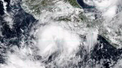 Tormenta tropical Simón se fortalece en el Pacífico y mantiene bajo vigilancia a Nayarit.